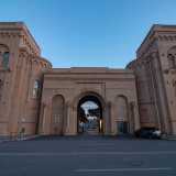 Fiera del Levante - A nord del vecchio stadio, delimitato da alte mura, si trova il quartiere fieristico inaugurato nel 1930 e formato da piazze, vie, fontane ed edifici, proprio come un normale rione, pur senza la presenza di abitazioni. Ospita uffici e sedi istituzionali, ma soprattutto grandi eventi, il principale dei quali � quello della Fiera del Levante